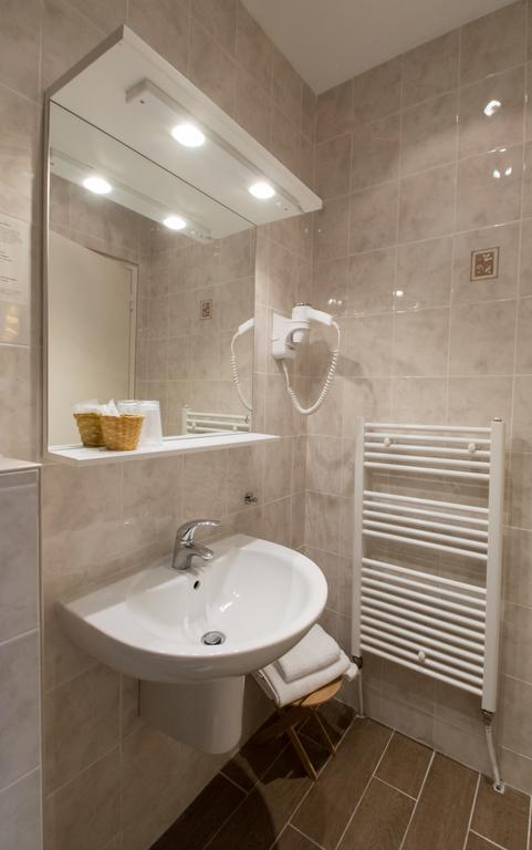Au Bord Du Lac Hotel Saint-Rémy-lès-Chevreuse Екстериор снимка
